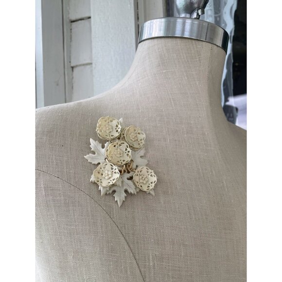 Vintage 1930s Carved Celluloid Large Dangle Brooch Leaves Flowers - Picture 3 of 12